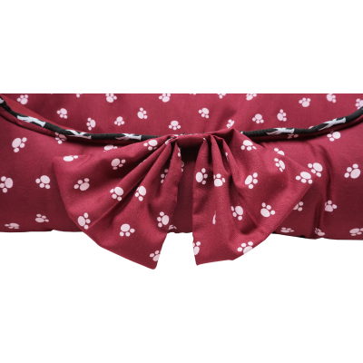 CAMA PARA PERRO Y GATO COLOR GUINDA CON ESTAMPADO DE PATITAS